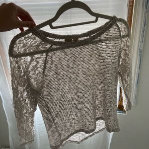 Quarter length sleeve top